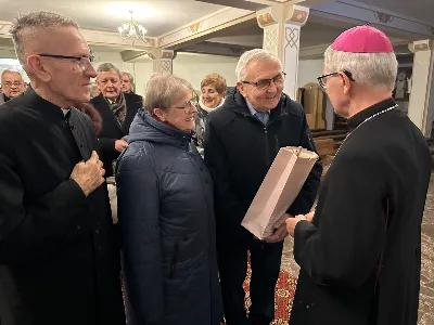 W liturgiczne wspomnienie św. Jana Apostoła (27.12.) w katedrze rzeszowskiej celebrowano Eucharystię, której przewodniczył bp Jan Wątroba. Mszę św. koncelebrował bp Edward Białogłowski, a także ok. 60 kapłanów, którzy wraz z przedstawicielami wspólnot, stowarzyszeń i instytucji modlili się w intencji Biskupa Rzeszowskiego z okazji jego imienin. Homilię wygłosił ks. Tomasz Nowak, proboszcz parafii pw. Świętego Krzyża w Rzeszowie, który pełni również funkcję dziekana dekanatu Rzeszów-Fara oraz wicedyrektora Katolickiego Radia Via. Na zakończenie Mszy św. bp Jan Wątroba podziękował za modlitwę i życzenia.