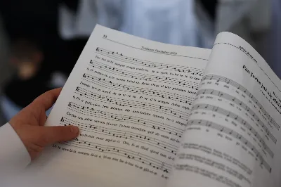 „Eucharystia powinna nas prowadzić do odkrycia kapłańskiej misji Ludu Bożego, kapłańskiej misji każdego z nas” – powiedział Biskup Rzeszowski podczas Mszy Wieczerzy Pańskiej, której przewodniczył w katedrze rzeszowskiej w Wielki Czwartek, 2 kwietnia 2026 r.

Podczas uroczystej liturgii Wielkiego Czwartku w katedrze rzeszowskiej, której przewodniczył bp Jan Wątroba, wierni zostali zaproszeni do refleksji nad tajemnicą Eucharystii, kapłaństwa oraz powołania całego Ludu Bożego do udziału w misji Chrystusa. Na zakończenie homilii biskup zachęcił do szczególnej modlitwy za kapłanów, zwłaszcza tych przeżywających trudności i kryzysy. „Panie Jezu, dobry pasterzu i towarzyszu wędrówki, dziś powierzamy Ci wszystkich kapłanów, ale zwłaszcza tych, którzy przechodzą chwilę kryzysu” – powiedział Biskup Rzeszowski. Wezwał także wspólnotę wiernych do troski o kapłanów poprzez modlitwę, życzliwość i wsparcie.

Wielkoczwartkowa liturgia w katedrze rzeszowskiej stała się nie tylko dziękczynieniem za dar Eucharystii i kapłaństwa, ale także wezwaniem do odnowienia świadomości odpowiedzialności każdego wiernego za życie Kościoła i świadectwo wiary w świecie. fot. ks. Jakub Oczkowicz
