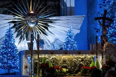 W wigilię uroczystości Bożego Narodzenia w rzeszowskiej katedrze została odprawiona tzw. Msza pasterzy, popularnie zwana „Pasterką”. Uroczystej Eucharystii na rozpoczęcie liturgicznego okresu Bożego Narodzenia przewodniczył bp Jan Wątroba, Pasterz Diecezji Rzeszowskiej. Po procesji wejścia, ks. Krzysztof Gołąbek, proboszcz parafii katedralnej, złożył figurkę Dzieciątka Jezus w symbolicznym żłóbku. Liturgia Słowa podkreślała radość z narodzenia oczekiwanego Mesjasza: „Dziś się narodził Chrystus Pan, Zbawiciel”. Homilię wygłosił bp Jan Wątroba. Na zakończenie uroczystej Eucharystii ks. Krzysztof Gołąbek złożył świąteczne życzenia wszystkim obecnym w katedrze oraz radiosłuchaczom Katolickiego Radia VIA. fot. Joanna Prasoł