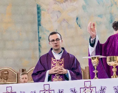 W V Niedzielę Wielkiego Postu, podczas Mszy Świętej o godz. 12:00, ks. Krzysztof Gołąbek – proboszcz naszej Katedry, przyjął do grona Liturgicznej Służby Ołtarza siedmiu nowych ministrantów.  Po odpowiednim przygotowaniu, pod czujnym okiem ks. Pawła Wójcika oraz animatorów Adama i Miłosza, chłopcy otrzymali stopień ministranta choralisty – po raz pierwszy założyli kołnierzyki i otrzymali legitymacje ministranckie. To wyjątkowy moment i ogromna radość dla naszej wspólnoty! Podczas Mszy Świętej zaśpiewała Dziewczęca Schola Katedralna. Serdecznie gratulujemy chłopcom odwagi oraz życzymy wytrwałości w tej pięknej służbie przy Ołtarzu Pana Jezusa. Jeśli chcesz dołączyć do grona ministrantów – serdecznie zapraszamy! Zainteresowanych prosimy o kontakt z ks. Pawłem Wójcikiem.
fot. Antoni Ważny