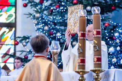 W niedzielę 11 stycznia 2026 r., na zakończenie rodzinnej Mszy Świętej o godz. 12.00, odbyło się uroczyste podsumowanie roku formacyjnego Liturgicznej Służby Ołtarza Katedry Rzeszowskiej.

Statuetkę Złotego Ministranta otrzymali Karol Kowalski oraz Dawid Pruchnicki.
Statuetkę Srebrnego Ministranta otrzymał Piotr Warzybok.
Statuetkę Brązowego Ministranta otrzymał Paweł Górka.

Wszystkim nagrodzonym serdecznie gratulujemy, a pozostałych ministrantów zachęcamy do dalszej, wytrwałej i gorliwej służby przy ołtarzu.

Serdecznie dziękujemy osobom i firmom wspierającym działalność Liturgicznej Służby Ołtarza:
– Państwu Jolancie i Sławomirowi Zawidlakom (Majstal – cięcie laserowe),
– Państwu Sylwii i Łukaszowi Kowalskim (drukowalscy.pl) za przygotowanie projektu i ufundowanie statuetek,
– Państwu Annie i Sławomirowi Wilkom (Matteo Travel – Biuro Podróży) za wsparcie finansowe, które umożliwia ministrantom nieodpłatne korzystanie z hali sportowej.

Wyrażamy wdzięczność wszystkim parafianom, którzy w uroczystość Objawienia Pańskiego zakupili „kadzidło”, wspierając w ten sposób Fundusz Ministrancki.

Dziękujemy przede wszystkim ks. Pawłowi Wójcikowi za codzienną troskę, opiekę i formację Liturgicznej Służby Ołtarza.

Zapraszamy wszystkich chłopców, którzy chcieliby dołączyć do grona Liturgicznej Służby Ołtarza. Służba przy ołtarzu to piękna droga pogłębiania wiary, nauki odpowiedzialności oraz współtworzenia piękna liturgii.

Fot. Joanna Prasoł