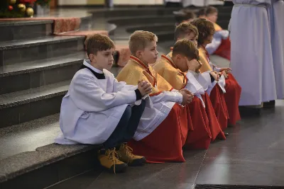 „Jesteśmy pielgrzymami do wiecznej ojczyzny. Pielgrzymka jest symbolem i ilustracją ludzkiego życia na ziemi i kondycji człowieka. Pielgrzym zaś to jedno z najpiękniejszych imion, jakie historia nadała człowiekowi” – mówił bp Jan Wątroba w katedrze rzeszowskiej podczas diecezjalnej inauguracji Roku Jubileuszowego 2025.
Uroczystości rozpoczęły się w kościele akademickim pw. św. Jadwigi Królowej w Rzeszowie. Tam odczytano fragment bulli „Spes non confundit”, a następnie procesja z Krzyżem jubileuszowym, ulicami miasta, dotarła do kościoła katedralnego.
Po dotarciu do katedry, przed głównym wejściem, wiernym obecnym na placu ukazano krzyż i odśpiewano hymn Roku Jubileuszowego 2025.
Kolejnym ważnym momentem liturgii było błogosławieństwo wody w chrzcielnicy, którą pokropiono wiernych uczestniczących we Mszy św.
Eucharystii przewodniczył bp Jan Wątroba, zaś w koncelebrze uczestniczyli bp Edward Białogłowski, bp Kazimierz Górny oraz ok. 50 kapłanów.
Homilię wygłosił bp Jan Wątroba. Po zakończeniu Mszy św. przedstawiciele 25 wspólnot parafialnych z rąk bp. Jana Wątroby odebrali świece jubileuszowe, a także dekrety ustanawiające kościoły jubileuszowe w diecezji rzeszowskiej. Podczas Mszy Swiętej śpiewał Katedralny Chór Chłopięco-Męski „Pueri Cantores Resovienses”.
Fot. ks. Jakub Oczkowicz

