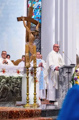 Tegoroczne czerwcowe Nabożeństwo Fatimskie rozpoczęło się o godz. 18:30 odśpiewaniem Litanii do Najświętszego Serca Pana Jezusa oraz przedstawieniem próśb i podziękowań do Matki Bożej Fatimskiej. O godz. 19:00 miała miejsce uroczysta Msza Święta, której przewodniczył i homilię wygłosił ks. Tadeusz Pindara - proboszcz parafii Matki Bożej Częstochowskiej z Rzeszowa (Drabinianka). Ze względu na niekorzystne warunki atmosferyczne zrezygnowano z procesji z figurą Matki Bożej i relikwiami dzieci fatimskich, która tradycyjnie odbywa się na placu przed katedrą. Wierni składali swoje intencje przy figurze Matki Bożej Fatimskiej w modlitwie różańcowej, którą poprowadzili przedstawiciele parafii pw. Miłosierdzia Bożego w Rzeszowie wraz z ks. Tomaszem Baciem – proboszczem tejże parafii. W posługę muzyczną podczas Eucharystii włączył się chór „Alba Cantans” pod dyrekcją Kornelii Ignas z parafii pw. Bożego Miłosierdzia w Rzeszowie oraz orkiestra dęta prowadzona przez Tadeusza Cielaka. Wieczór poświęcony Matce Bożej Fatimskiej zakończyło wspólne odśpiewanie Apelu Jasnogórskiego, po którym jeszcze przez godzinę trwała adoracja Najświętszego Sakramentu. Uroczystość w katedrze licznie zgromadziła wiernych czcicieli Matki Bożej Fatimskiej. Kolejne Nabożeństwa Fatimskie odbędą się w każdy 13. dzień miesiąca do października i będą transmitowane przez Katolickie Radio VIA. fot. Joanna Prasoł