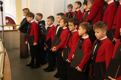 W drugi dzień oktawy Narodzenia Pańskiego o godz. 12.00 w Rzeszowskiej Katedrze została odprawiona uroczysta Eucharystia ku czci św. Szczepana, pierwszego męczennika oraz odbyło się spotkanie opłatkowe Katedralnego Chóru Chłopięco-Męskiego „Pueri Cantores Resovienses”. Eucharystii przewodniczył bp Edward Białogłowski – biskupa pomocniczy senior, a w koncelebrze uczestniczyli ks. Krzysztof Gołąbek – prepozyt kapituły katedralnej i proboszcz Katedry oraz ks. Paweł Matuszewski – notariusz rzeszowskiej Kurii. Kolędy podczas liturgii wykonał Katedralny Chór Chłopięco-Męski „Pueri Cantores Resovienses” pod dyrekcją pani Aleksandry Fiołek-Matuszewskiej. Po Eucharystii, w sali papieskiej odbyło się spotkanie opłatkowe katedralnego chóru. Życzenia błogosławieństwa Bożego od Nowonarodzonego Chrystusa złożył bp Edward Białogłowski. W tradycyjnym przełamaniu opłatkiem, oprócz koncelebrujących Mszę Świętą księży, uczestniczyli: pani Aleksandra Fiołek-Matuszewska – dyrygent chóru, pan Ryszard Bieniek – prezes chóru, ks. Julian Wybraniec, duszpasterz chóru z ramienia Biskupa Rzeszowskiego Jana Wątroby, członkowie zarządu chóru oraz rodzice chórzystów. Fot. Patrycja Pelczar Reszko