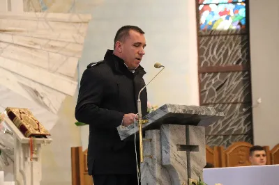 W niedzielę, 16 listopada, w Katedrze pw. Najświętszego Serca Pana Jezusa w Rzeszowie odbyła się uroczysta Msza Święta z okazji jubileuszu 40-lecia Katedralnego Chóru Chłopięco-Męskiego „Pueri Cantores Resovienses”. Eucharystii przewodniczył ks. Krzysztof Gołąbek, proboszcz Katedry.

Pod batutą Aleksandry Fiołek-Matuszewskiej oraz chórzysty Marcelego Kyca chór wykonał kilka utworów ze swojego repertuaru, wypełniając Katedrę pięknem muzyki sakralnej.

Wyjątkowym momentem było przyjęcie dziesięciu chłopców do grona chórzystów. W asyście prezesa chóru, Ryszarda Bieńka, młodzi śpiewacy złożyli uroczyste przyrzeczenie godnego reprezentowania chóru, Katedry Rzeszowskiej i miasta.

Radość przeżywały także dzieci przygotowujące się do I Komunii Świętej, które podczas Mszy Świętej otrzymały swoje pierwsze modlitewniki. W homilii ks. Julian Wybraniec, duszpasterz chóru z ramienia bpa Jana Wątroby, przypomniał o znaczeniu modlitewnika w życiu każdego chrześcijanina.

Przed nami kolejna uroczystość! Już 24 listopada o godz. 18.00 w Instytucie Teologiczno-Pastoralnym w Rzeszowie odbędzie się wyjątkowy koncert jubileuszowy. 

fot. Patrycja Pelczar Reszko