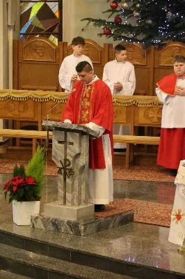 W drugi dzień oktawy Narodzenia Pańskiego o godz. 12.00 w Rzeszowskiej Katedrze została odprawiona uroczysta Eucharystia ku czci św. Szczepana, pierwszego męczennika oraz odbyło się spotkanie opłatkowe Katedralnego Chóru Chłopięco-Męskiego „Pueri Cantores Resovienses”. Eucharystii przewodniczył bp Edward Białogłowski – biskupa pomocniczy senior, a w koncelebrze uczestniczyli ks. Krzysztof Gołąbek – prepozyt kapituły katedralnej i proboszcz Katedry oraz ks. Paweł Matuszewski – notariusz rzeszowskiej Kurii. Kolędy podczas liturgii wykonał Katedralny Chór Chłopięco-Męski „Pueri Cantores Resovienses” pod dyrekcją pani Aleksandry Fiołek-Matuszewskiej. Po Eucharystii, w sali papieskiej odbyło się spotkanie opłatkowe katedralnego chóru. Życzenia błogosławieństwa Bożego od Nowonarodzonego Chrystusa złożył bp Edward Białogłowski. W tradycyjnym przełamaniu opłatkiem, oprócz koncelebrujących Mszę Świętą księży, uczestniczyli: pani Aleksandra Fiołek-Matuszewska – dyrygent chóru, pan Ryszard Bieniek – prezes chóru, ks. Julian Wybraniec, duszpasterz chóru z ramienia Biskupa Rzeszowskiego Jana Wątroby, członkowie zarządu chóru oraz rodzice chórzystów. Fot. Patrycja Pelczar Reszko