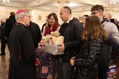 W liturgiczne wspomnienie św. Jana Apostoła (27 grudnia) w katedrze rzeszowskiej celebrowano Eucharystię, której przewodniczył bp Jan Wątroba. Mszę św. koncelebrował abp Edward Nowak, bp Edward Białogłowski, a także ok. 60 kapłanów, którzy wraz z przedstawicielami wspólnot, stowarzyszeń i instytucji modlili się w intencji Biskupa Rzeszowskiego z okazji jego imienin.
Homilię wygłosił ks. Janusz Kosior, proboszcz parafii pw. św. Jadwigi Królowej w Rzeszowie.
Na zakończenie Mszy św. bp Jan Wątroba podziękował za modlitwę i życzenia. 
fot. ks. Jakub Oczkowicz
