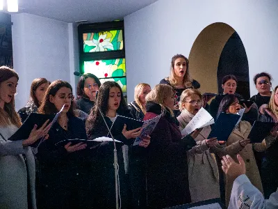 „Zaiste, godna jesteś, Matko, wszelkiej chwały, któraś między wszystkimi świętymi Najświętsze zrodziła Słowo. Od przyszłej kary wybaw nas, którzy pospołu do Ciebie wołamy: Alleluja”. Tymi słowami wychwalali Matkę Bożą zgromadzeni w rzeszowskiej katedrze w wigilię jednej z najważniejszych uroczystości w Kościele – uroczystości Niepokalanego Poczęcia Najświętszej Maryi Panny. W tym szczególnym dniu miało miejsce nabożeństwo Akatystu ku czci Bogurodzicy – jednego z najstarszych hymnów liturgicznych wychwalających Najświętszą Maryję Pannę.

Nabożeństwo zyskało szczególną rangę, gdyż wraz z wiernymi modlił się także Biskup Rzeszowski Jan Wątroba, co podkreślało doniosłość tego wydarzenia dla katedralnej wspólnoty.

Historia Akatystu sięga V wieku, a jego autorstwo przypisuje się świętemu Romanowi Pieśniarzowi. Według tradycji, święty otrzymał hymn w niezwykły sposób – miał się mu objawić we śnie Niebiański Wysłannik i wręczyć zwój z tekstem. Rankiem święty Roman wyśpiewał jego treść, a hymn ten przez wieki rozbrzmiewa ku czci Bogurodzicy. Według jednej z podań historycznych, Akatyst został po raz pierwszy wykonany 7 sierpnia 626 roku, gdy – za wstawiennictwem Maryi – miasto Konstantynopol zostało cudownie uratowane przed najazdem. Wtedy też mieszkańcy śpiewali hymn całą noc, stojąc na znak wdzięczności i czci.

Choć Akatyst wywodzi się z tradycji bizantyńskiej i jest ściśle związany z liturgią wschodnią, już w VIII wieku został przetłumaczony na łacinę, a później na wiele języków narodowych. W ten sposób trafił także do praktyki liturgicznej Kościoła Zachodniego. Współcześnie jest odmawiany i śpiewany w wielu kościołach w Polsce – zwłaszcza przy okazji uroczystości maryjnych, takich jak 8 grudnia (Niepokalane Poczęcie NMP) czy 25 marca (Zwiastowanie NMP).

Akatyst składa się z 24 zwrotek, które ułożone są według kolejnych liter alfabetu. Każda strofa wprowadza głęboką refleksję nad tajemnicą Wcielenia Słowa i rolą Maryi w planie zbawienia. Niezwykłym elementem tej modlitwy jest fakt, że każda dłuższa strofa rozpoczyna się uroczystym „Witaj”, a kończy wezwaniem „Witaj Oblubienico Dziewicza”. Ze względu na greckie znaczenie słowa akathistos („nie siedzący”), hymn wykonuje się na stojąco.

W przeddzień uroczystości Niepokalanego Poczęcia NMP wierni licznie zgromadzili się w rzeszowskiej katedrze, by wspólnie uwielbiać Tę, która została zachowana od zmazy pierworodnej. Wprowadzenia w modlitwę Akatystu dokonał ks. Julian Wybraniec, przypominając historię tego starożytnego nabożeństwa i objaśniając jego strukturę. Po uroczystej procesji wejścia, przy figurze Matki Bożej Fatimskiej, rozpoczęto modlitwę wezwaniem „O Waleczna Hetmanko”. Nabożeństwu przewodniczył ks. Karol Migut, wikariusz katedralny, a trzygłosowy śpiew poprowadziła Katedralna Schola Liturgiczna pod dyrekcją ks. Juliana Wybrańca.

Wyjątkowy klimat tej modlitwy podkreślały elementy pełne symboliki – figura Matki Bożej wielokrotnie okadzana, światła w świątyni niemal całkowicie zgaszone, a jedynym światłem stały się zapalone świece trzymane w dłoniach wiernych. Nabożeństwo zakończyło się uroczystym błogosławieństwem i rozesłaniem.

Bogactwo duchowe i teologiczne Akatystu pozwoliło uczestnikom nie tylko przygotować się do uroczystości Niepokalanego Poczęcia, ale także pogłębić refleksję nad rolą Maryi w Boskim planie zbawienia. Wyszeptane i uniesione modlitwy pomogły wiernym dostrzec, że Maryja jest Przewodniczką na drodze przygotowania do przyjścia Zbawiciela – zarówno w nadchodzącego Bożego Narodzenia, jak i w oczekiwanym powtórnym przyjściu Chrystusa na ziemię.

Niech ta modlitwa, odwieczna w swojej treści i dziś odżywająca przez wspólne uczestnictwo, pogłębi w nas wiarę, nadzieję i miłość – zwłaszcza w czasie Adwentu.

Angelika Karnasiewicz, fot. Antoni Ważny