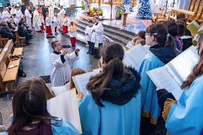 W niedzielę 11 stycznia 2026 r., na zakończenie rodzinnej Mszy Świętej o godz. 12.00, odbyło się uroczyste podsumowanie roku formacyjnego Liturgicznej Służby Ołtarza Katedry Rzeszowskiej.

Statuetkę Złotego Ministranta otrzymali Karol Kowalski oraz Dawid Pruchnicki.
Statuetkę Srebrnego Ministranta otrzymał Piotr Warzybok.
Statuetkę Brązowego Ministranta otrzymał Paweł Górka.

Wszystkim nagrodzonym serdecznie gratulujemy, a pozostałych ministrantów zachęcamy do dalszej, wytrwałej i gorliwej służby przy ołtarzu.

Serdecznie dziękujemy osobom i firmom wspierającym działalność Liturgicznej Służby Ołtarza:
– Państwu Jolancie i Sławomirowi Zawidlakom (Majstal – cięcie laserowe),
– Państwu Sylwii i Łukaszowi Kowalskim (drukowalscy.pl) za przygotowanie projektu i ufundowanie statuetek,
– Państwu Annie i Sławomirowi Wilkom (Matteo Travel – Biuro Podróży) za wsparcie finansowe, które umożliwia ministrantom nieodpłatne korzystanie z hali sportowej.

Wyrażamy wdzięczność wszystkim parafianom, którzy w uroczystość Objawienia Pańskiego zakupili „kadzidło”, wspierając w ten sposób Fundusz Ministrancki.

Dziękujemy przede wszystkim ks. Pawłowi Wójcikowi za codzienną troskę, opiekę i formację Liturgicznej Służby Ołtarza.

Zapraszamy wszystkich chłopców, którzy chcieliby dołączyć do grona Liturgicznej Służby Ołtarza. Służba przy ołtarzu to piękna droga pogłębiania wiary, nauki odpowiedzialności oraz współtworzenia piękna liturgii.

Fot. Joanna Prasoł