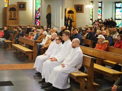 W I Niedzielę Adwentu, podczas uroczystej Mszy Świętej o godzinie 12:00 w rzeszowskiej katedrze, bp Jan Wątroba włączył czterech kleryków z roku V do grona kandydatów bezpośrednio przygotowujących się do sakramentu święceń. Wybrani zostali: Marek, Krzysztof, Przemysław i Kacper.
Gratulujemy i pamiętamy w modlitwie o przyszłych kapłanach! 
fot. WSD Rzeszów