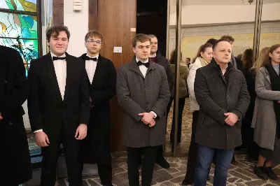 W drugi dzień oktawy Narodzenia Pańskiego o godz. 12.00 w Rzeszowskiej Katedrze została odprawiona uroczysta Eucharystia ku czci św. Szczepana, pierwszego męczennika oraz odbyło się spotkanie opłatkowe Katedralnego Chóru Chłopięco-Męskiego „Pueri Cantores Resovienses”. Eucharystii przewodniczył bp Edward Białogłowski – biskupa pomocniczy senior, a w koncelebrze uczestniczyli ks. Krzysztof Gołąbek – prepozyt kapituły katedralnej i proboszcz Katedry oraz ks. Paweł Matuszewski – notariusz rzeszowskiej Kurii. Kolędy podczas liturgii wykonał Katedralny Chór Chłopięco-Męski „Pueri Cantores Resovienses” pod dyrekcją pani Aleksandry Fiołek-Matuszewskiej. Po Eucharystii, w sali papieskiej odbyło się spotkanie opłatkowe katedralnego chóru. Życzenia błogosławieństwa Bożego od Nowonarodzonego Chrystusa złożył bp Edward Białogłowski. W tradycyjnym przełamaniu opłatkiem, oprócz koncelebrujących Mszę Świętą księży, uczestniczyli: pani Aleksandra Fiołek-Matuszewska – dyrygent chóru, pan Ryszard Bieniek – prezes chóru, ks. Julian Wybraniec, duszpasterz chóru z ramienia Biskupa Rzeszowskiego Jana Wątroby, członkowie zarządu chóru oraz rodzice chórzystów. Fot. Patrycja Pelczar Reszko