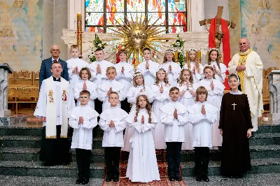 Maj to dla wielu najpiękniejszy miesiąc w roku. W liturgii Kościoła szczególnie wtedy czcimy Maryję oraz radujemy się ze Zmartwychwstania Pańskiego.
W niedzielę 12 maja w naszej Katedrze dzieci z klas III doświadczyły równie wielkiej radości po raz pierwszy w pełni uczestnicząc we Mszy Świętej. To niezwykłe spotkanie z Chrystusem w Komunii Świętej zostało poprzedzone przygotowaniem poprzez katechezy w szkole i spotkania w parafii, a także spowiedzią.
Poprzez niedzielną Eucharystie o godz. 12.00 celebrowaną przez ks. Krzysztofa Gołąbka, proboszcza naszej Katedry, 78 dzieci rozpoczęło wielką przygodę z Jezusem ukrytym w Najświętszym Sakramencie. Towarzyszyli im rodzice, którzy wraz ze swoimi dziećmi przygotowywali się do tego wydarzenia, a także najbliższa rodzina. Posługę w liturgii Mszy Świętej pełniły dzieci pierwszokomunijne oraz ich rodzice.
Wielka radość serc dzieci komunijnych promieniowała na wszystkich uczestników Mszy Świętej i przypominała zebranym na liturgii, że spotkanie z Jezusem Eucharystycznym to przywilej i wielkie szczęście. Czas tej wielkiej radości został przedłużony przez „Biały Tydzień”, w którym dzieci uczestniczyły w wieczornej Eucharystii, przyjmując Jezusa do swoich serc. 
Wszystkim dzieciom, które w tym roku przeżywały swoją Pierwszą Komunię Świętą, życzymy, aby nie gasł w nich zapał do poznawania Jezusa i Jego nauki, a radość, jaka towarzyszyła tym dniom, była nieodłączną towarzyszką ich spotkań z Jezusem w Eucharystii. A s. Julicie i ks. Julianowi dziękujemy za serce włożone w przygotowanie dzieci do tego wielkiego wydarzenia.
 
fot. Fotografia-64 Wacław Patro