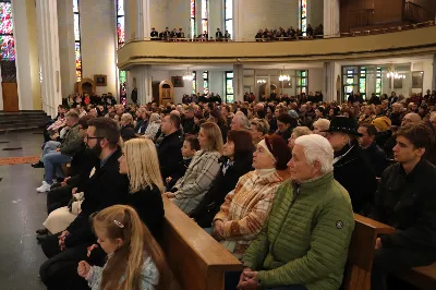 W niedzielę, 16 listopada, w Katedrze pw. Najświętszego Serca Pana Jezusa w Rzeszowie odbyła się uroczysta Msza Święta z okazji jubileuszu 40-lecia Katedralnego Chóru Chłopięco-Męskiego „Pueri Cantores Resovienses”. Eucharystii przewodniczył ks. Krzysztof Gołąbek, proboszcz Katedry.

Pod batutą Aleksandry Fiołek-Matuszewskiej oraz chórzysty Marcelego Kyca chór wykonał kilka utworów ze swojego repertuaru, wypełniając Katedrę pięknem muzyki sakralnej.

Wyjątkowym momentem było przyjęcie dziesięciu chłopców do grona chórzystów. W asyście prezesa chóru, Ryszarda Bieńka, młodzi śpiewacy złożyli uroczyste przyrzeczenie godnego reprezentowania chóru, Katedry Rzeszowskiej i miasta.

Radość przeżywały także dzieci przygotowujące się do I Komunii Świętej, które podczas Mszy Świętej otrzymały swoje pierwsze modlitewniki. W homilii ks. Julian Wybraniec, duszpasterz chóru z ramienia bpa Jana Wątroby, przypomniał o znaczeniu modlitewnika w życiu każdego chrześcijanina.

Przed nami kolejna uroczystość! Już 24 listopada o godz. 18.00 w Instytucie Teologiczno-Pastoralnym w Rzeszowie odbędzie się wyjątkowy koncert jubileuszowy. 

fot. Patrycja Pelczar Reszko