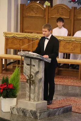 W drugi dzień oktawy Narodzenia Pańskiego o godz. 12.00 w Rzeszowskiej Katedrze została odprawiona uroczysta Eucharystia ku czci św. Szczepana, pierwszego męczennika oraz odbyło się spotkanie opłatkowe Katedralnego Chóru Chłopięco-Męskiego „Pueri Cantores Resovienses”. Eucharystii przewodniczył bp Edward Białogłowski – biskupa pomocniczy senior, a w koncelebrze uczestniczyli ks. Krzysztof Gołąbek – prepozyt kapituły katedralnej i proboszcz Katedry oraz ks. Paweł Matuszewski – notariusz rzeszowskiej Kurii. Kolędy podczas liturgii wykonał Katedralny Chór Chłopięco-Męski „Pueri Cantores Resovienses” pod dyrekcją pani Aleksandry Fiołek-Matuszewskiej. Po Eucharystii, w sali papieskiej odbyło się spotkanie opłatkowe katedralnego chóru. Życzenia błogosławieństwa Bożego od Nowonarodzonego Chrystusa złożył bp Edward Białogłowski. W tradycyjnym przełamaniu opłatkiem, oprócz koncelebrujących Mszę Świętą księży, uczestniczyli: pani Aleksandra Fiołek-Matuszewska – dyrygent chóru, pan Ryszard Bieniek – prezes chóru, ks. Julian Wybraniec, duszpasterz chóru z ramienia Biskupa Rzeszowskiego Jana Wątroby, członkowie zarządu chóru oraz rodzice chórzystów. Fot. Patrycja Pelczar Reszko