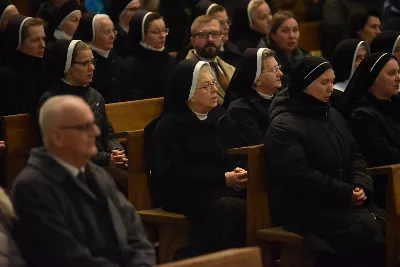 W liturgiczne wspomnienie św. Jana Apostoła (27 grudnia) w katedrze rzeszowskiej celebrowano Eucharystię, której przewodniczył bp Jan Wątroba. Mszę św. koncelebrował abp Edward Nowak, bp Edward Białogłowski, a także ok. 60 kapłanów, którzy wraz z przedstawicielami wspólnot, stowarzyszeń i instytucji modlili się w intencji Biskupa Rzeszowskiego z okazji jego imienin.
Homilię wygłosił ks. Janusz Kosior, proboszcz parafii pw. św. Jadwigi Królowej w Rzeszowie.
Na zakończenie Mszy św. bp Jan Wątroba podziękował za modlitwę i życzenia. 
fot. ks. Jakub Oczkowicz
