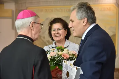 18 maja 2025 r., w katedrze rzeszowskiej celebrowano Eucharystię z okazji 25. rocznicy przyjęcia sakry biskupiej przez bp. Jana Wątrobę. Mszy św. przewodniczył Biskup Rzeszowski, zaś w koncelebrze wzięli udział: abp Józef Michalik, abp Adam Szal, bp Edward Białogłowski, bp Kazimierz Górny, bp Stanisław Jamrozek, bp Marian Rojek, bp Jan Śrutwa oraz kilkudziesięciu kapłanów. W Eucharystii uczestniczyły liczne delegacje osób życia konsekrowanego, przedstawiciele instytucji, fundacji i stowarzyszeń kościelnych. W katedrze rzeszowskiej obecni byli również parlamentarzyści sejmu i senatu, władze wojewódzkie, samorządowe, władze Rzeszowa, rektorzy wyższych uczelni, dyrektorzy instutucji regionalnych, kuratorium oświaty, a także szpitali. Homilię wygłosił bp Edward Białogłowski, biskup pomocniczy senior, który podkreślił, że świętowanie srebrnego jubileuszu Biskupa Rzeszowskiego wpisuje się w przeżywanie Roku Świętego, ale także kolejną rocznicę urodzin św. Jana Pawła II, rocznicę bitwy pod Monte Cassino, inaugurację pontyfikatu Ojca Świętego Leona XIV oraz rocznicę beatyfikacji Józef Sebastiana Pelczara. Na zakończenie liturgii Karolina i Dariusz Kosakowie z dziećmi, jako przedstawiciele diecezjan, przekazali życzenia Jubilatowi. W uroczystej liturgii wzięło udział kilkuset muzyków, chórzystów i członków orkiestr, którzy brali udział w projekcie „Podkarpacie śladami św. Jana Pawła II”. Przedsięwzięcie zostało zorganizowane przez Polski Związek Chórów i Orkiestr – Oddział w Rzeszowie. fot. ks. Jakub Oczkowicz
