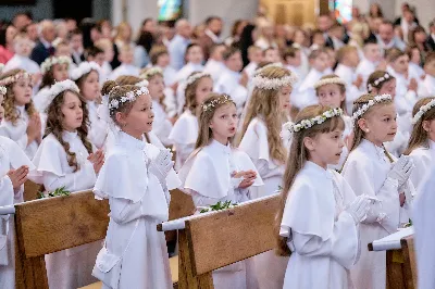 Maj to dla wielu najpiękniejszy miesiąc w roku. W liturgii Kościoła szczególnie wtedy czcimy Maryję oraz radujemy się ze Zmartwychwstania Pańskiego.
W niedzielę 12 maja w naszej Katedrze dzieci z klas III doświadczyły równie wielkiej radości po raz pierwszy w pełni uczestnicząc we Mszy Świętej. To niezwykłe spotkanie z Chrystusem w Komunii Świętej zostało poprzedzone przygotowaniem poprzez katechezy w szkole i spotkania w parafii, a także spowiedzią.
Poprzez niedzielną Eucharystie o godz. 12.00 celebrowaną przez ks. Krzysztofa Gołąbka, proboszcza naszej Katedry, 78 dzieci rozpoczęło wielką przygodę z Jezusem ukrytym w Najświętszym Sakramencie. Towarzyszyli im rodzice, którzy wraz ze swoimi dziećmi przygotowywali się do tego wydarzenia, a także najbliższa rodzina. Posługę w liturgii Mszy Świętej pełniły dzieci pierwszokomunijne oraz ich rodzice.
Wielka radość serc dzieci komunijnych promieniowała na wszystkich uczestników Mszy Świętej i przypominała zebranym na liturgii, że spotkanie z Jezusem Eucharystycznym to przywilej i wielkie szczęście. Czas tej wielkiej radości został przedłużony przez „Biały Tydzień”, w którym dzieci uczestniczyły w wieczornej Eucharystii, przyjmując Jezusa do swoich serc. 
Wszystkim dzieciom, które w tym roku przeżywały swoją Pierwszą Komunię Świętą, życzymy, aby nie gasł w nich zapał do poznawania Jezusa i Jego nauki, a radość, jaka towarzyszyła tym dniom, była nieodłączną towarzyszką ich spotkań z Jezusem w Eucharystii. A s. Julicie i ks. Julianowi dziękujemy za serce włożone w przygotowanie dzieci do tego wielkiego wydarzenia.
 
fot. Fotografia-64 Wacław Patro