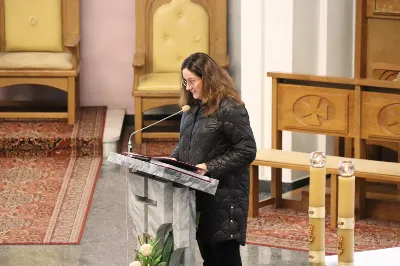 W niedzielę, 16 listopada, w Katedrze pw. Najświętszego Serca Pana Jezusa w Rzeszowie odbyła się uroczysta Msza Święta z okazji jubileuszu 40-lecia Katedralnego Chóru Chłopięco-Męskiego „Pueri Cantores Resovienses”. Eucharystii przewodniczył ks. Krzysztof Gołąbek, proboszcz Katedry.

Pod batutą Aleksandry Fiołek-Matuszewskiej oraz chórzysty Marcelego Kyca chór wykonał kilka utworów ze swojego repertuaru, wypełniając Katedrę pięknem muzyki sakralnej.

Wyjątkowym momentem było przyjęcie dziesięciu chłopców do grona chórzystów. W asyście prezesa chóru, Ryszarda Bieńka, młodzi śpiewacy złożyli uroczyste przyrzeczenie godnego reprezentowania chóru, Katedry Rzeszowskiej i miasta.

Radość przeżywały także dzieci przygotowujące się do I Komunii Świętej, które podczas Mszy Świętej otrzymały swoje pierwsze modlitewniki. W homilii ks. Julian Wybraniec, duszpasterz chóru z ramienia bpa Jana Wątroby, przypomniał o znaczeniu modlitewnika w życiu każdego chrześcijanina.

Przed nami kolejna uroczystość! Już 24 listopada o godz. 18.00 w Instytucie Teologiczno-Pastoralnym w Rzeszowie odbędzie się wyjątkowy koncert jubileuszowy. 

fot. Patrycja Pelczar Reszko