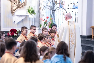 W niedzielę 11 stycznia 2026 r., na zakończenie rodzinnej Mszy Świętej o godz. 12.00, odbyło się uroczyste podsumowanie roku formacyjnego Liturgicznej Służby Ołtarza Katedry Rzeszowskiej.

Statuetkę Złotego Ministranta otrzymali Karol Kowalski oraz Dawid Pruchnicki.
Statuetkę Srebrnego Ministranta otrzymał Piotr Warzybok.
Statuetkę Brązowego Ministranta otrzymał Paweł Górka.

Wszystkim nagrodzonym serdecznie gratulujemy, a pozostałych ministrantów zachęcamy do dalszej, wytrwałej i gorliwej służby przy ołtarzu.

Serdecznie dziękujemy osobom i firmom wspierającym działalność Liturgicznej Służby Ołtarza:
– Państwu Jolancie i Sławomirowi Zawidlakom (Majstal – cięcie laserowe),
– Państwu Sylwii i Łukaszowi Kowalskim (drukowalscy.pl) za przygotowanie projektu i ufundowanie statuetek,
– Państwu Annie i Sławomirowi Wilkom (Matteo Travel – Biuro Podróży) za wsparcie finansowe, które umożliwia ministrantom nieodpłatne korzystanie z hali sportowej.

Wyrażamy wdzięczność wszystkim parafianom, którzy w uroczystość Objawienia Pańskiego zakupili „kadzidło”, wspierając w ten sposób Fundusz Ministrancki.

Dziękujemy przede wszystkim ks. Pawłowi Wójcikowi za codzienną troskę, opiekę i formację Liturgicznej Służby Ołtarza.

Zapraszamy wszystkich chłopców, którzy chcieliby dołączyć do grona Liturgicznej Służby Ołtarza. Służba przy ołtarzu to piękna droga pogłębiania wiary, nauki odpowiedzialności oraz współtworzenia piękna liturgii.

Fot. Joanna Prasoł