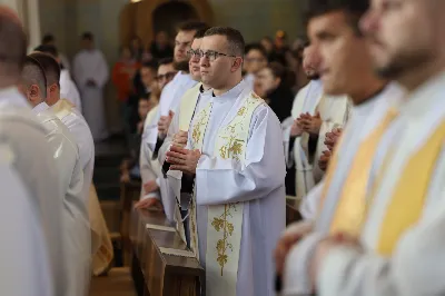 „Eucharystia powinna nas prowadzić do odkrycia kapłańskiej misji Ludu Bożego, kapłańskiej misji każdego z nas” – powiedział Biskup Rzeszowski podczas Mszy Wieczerzy Pańskiej, której przewodniczył w katedrze rzeszowskiej w Wielki Czwartek, 2 kwietnia 2026 r.

Podczas uroczystej liturgii Wielkiego Czwartku w katedrze rzeszowskiej, której przewodniczył bp Jan Wątroba, wierni zostali zaproszeni do refleksji nad tajemnicą Eucharystii, kapłaństwa oraz powołania całego Ludu Bożego do udziału w misji Chrystusa. Na zakończenie homilii biskup zachęcił do szczególnej modlitwy za kapłanów, zwłaszcza tych przeżywających trudności i kryzysy. „Panie Jezu, dobry pasterzu i towarzyszu wędrówki, dziś powierzamy Ci wszystkich kapłanów, ale zwłaszcza tych, którzy przechodzą chwilę kryzysu” – powiedział Biskup Rzeszowski. Wezwał także wspólnotę wiernych do troski o kapłanów poprzez modlitwę, życzliwość i wsparcie.

Wielkoczwartkowa liturgia w katedrze rzeszowskiej stała się nie tylko dziękczynieniem za dar Eucharystii i kapłaństwa, ale także wezwaniem do odnowienia świadomości odpowiedzialności każdego wiernego za życie Kościoła i świadectwo wiary w świecie. fot. ks. Jakub Oczkowicz