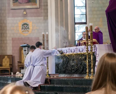 W V Niedzielę Wielkiego Postu, podczas Mszy Świętej o godz. 12:00, ks. Krzysztof Gołąbek – proboszcz naszej Katedry, przyjął do grona Liturgicznej Służby Ołtarza siedmiu nowych ministrantów.  Po odpowiednim przygotowaniu, pod czujnym okiem ks. Pawła Wójcika oraz animatorów Adama i Miłosza, chłopcy otrzymali stopień ministranta choralisty – po raz pierwszy założyli kołnierzyki i otrzymali legitymacje ministranckie. To wyjątkowy moment i ogromna radość dla naszej wspólnoty! Podczas Mszy Świętej zaśpiewała Dziewczęca Schola Katedralna. Serdecznie gratulujemy chłopcom odwagi oraz życzymy wytrwałości w tej pięknej służbie przy Ołtarzu Pana Jezusa. Jeśli chcesz dołączyć do grona ministrantów – serdecznie zapraszamy! Zainteresowanych prosimy o kontakt z ks. Pawłem Wójcikiem.
fot. Antoni Ważny