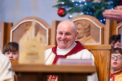 W niedzielę 11 stycznia 2026 r., na zakończenie rodzinnej Mszy Świętej o godz. 12.00, odbyło się uroczyste podsumowanie roku formacyjnego Liturgicznej Służby Ołtarza Katedry Rzeszowskiej.

Statuetkę Złotego Ministranta otrzymali Karol Kowalski oraz Dawid Pruchnicki.
Statuetkę Srebrnego Ministranta otrzymał Piotr Warzybok.
Statuetkę Brązowego Ministranta otrzymał Paweł Górka.

Wszystkim nagrodzonym serdecznie gratulujemy, a pozostałych ministrantów zachęcamy do dalszej, wytrwałej i gorliwej służby przy ołtarzu.

Serdecznie dziękujemy osobom i firmom wspierającym działalność Liturgicznej Służby Ołtarza:
– Państwu Jolancie i Sławomirowi Zawidlakom (Majstal – cięcie laserowe),
– Państwu Sylwii i Łukaszowi Kowalskim (drukowalscy.pl) za przygotowanie projektu i ufundowanie statuetek,
– Państwu Annie i Sławomirowi Wilkom (Matteo Travel – Biuro Podróży) za wsparcie finansowe, które umożliwia ministrantom nieodpłatne korzystanie z hali sportowej.

Wyrażamy wdzięczność wszystkim parafianom, którzy w uroczystość Objawienia Pańskiego zakupili „kadzidło”, wspierając w ten sposób Fundusz Ministrancki.

Dziękujemy przede wszystkim ks. Pawłowi Wójcikowi za codzienną troskę, opiekę i formację Liturgicznej Służby Ołtarza.

Zapraszamy wszystkich chłopców, którzy chcieliby dołączyć do grona Liturgicznej Służby Ołtarza. Służba przy ołtarzu to piękna droga pogłębiania wiary, nauki odpowiedzialności oraz współtworzenia piękna liturgii.

Fot. Joanna Prasoł