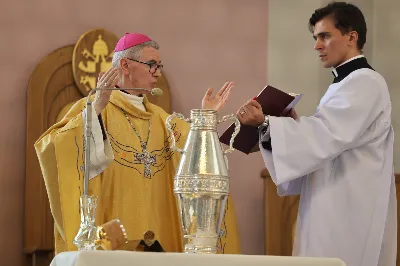 „Eucharystia powinna nas prowadzić do odkrycia kapłańskiej misji Ludu Bożego, kapłańskiej misji każdego z nas” – powiedział Biskup Rzeszowski podczas Mszy Wieczerzy Pańskiej, której przewodniczył w katedrze rzeszowskiej w Wielki Czwartek, 2 kwietnia 2026 r.

Podczas uroczystej liturgii Wielkiego Czwartku w katedrze rzeszowskiej, której przewodniczył bp Jan Wątroba, wierni zostali zaproszeni do refleksji nad tajemnicą Eucharystii, kapłaństwa oraz powołania całego Ludu Bożego do udziału w misji Chrystusa. Na zakończenie homilii biskup zachęcił do szczególnej modlitwy za kapłanów, zwłaszcza tych przeżywających trudności i kryzysy. „Panie Jezu, dobry pasterzu i towarzyszu wędrówki, dziś powierzamy Ci wszystkich kapłanów, ale zwłaszcza tych, którzy przechodzą chwilę kryzysu” – powiedział Biskup Rzeszowski. Wezwał także wspólnotę wiernych do troski o kapłanów poprzez modlitwę, życzliwość i wsparcie.

Wielkoczwartkowa liturgia w katedrze rzeszowskiej stała się nie tylko dziękczynieniem za dar Eucharystii i kapłaństwa, ale także wezwaniem do odnowienia świadomości odpowiedzialności każdego wiernego za życie Kościoła i świadectwo wiary w świecie. fot. ks. Jakub Oczkowicz