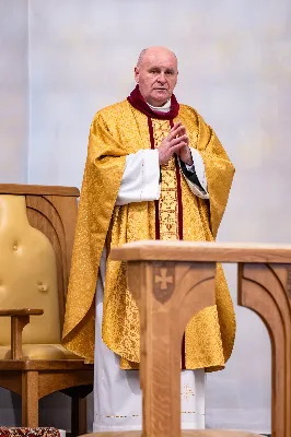 W wigilię uroczystości Bożego Narodzenia w rzeszowskiej katedrze została odprawiona tzw. Msza pasterzy, popularnie zwana „Pasterką”. Uroczystej Eucharystii na rozpoczęcie liturgicznego okresu Bożego Narodzenia przewodniczył bp Jan Wątroba, Pasterz Diecezji Rzeszowskiej. Po procesji wejścia, ks. Krzysztof Gołąbek, proboszcz parafii katedralnej, złożył figurkę Dzieciątka Jezus w symbolicznym żłóbku. Liturgia Słowa podkreślała radość z narodzenia oczekiwanego Mesjasza: „Dziś się narodził Chrystus Pan, Zbawiciel”. Homilię wygłosił bp Jan Wątroba. Na zakończenie uroczystej Eucharystii ks. Krzysztof Gołąbek złożył świąteczne życzenia wszystkim obecnym w katedrze oraz radiosłuchaczom Katolickiego Radia VIA. fot. Joanna Prasoł
