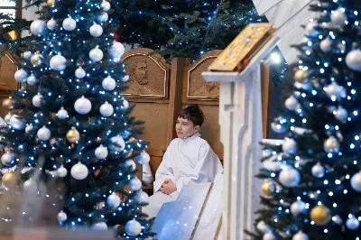 W niedzielę 11 stycznia 2026 r., na zakończenie rodzinnej Mszy Świętej o godz. 12.00, odbyło się uroczyste podsumowanie roku formacyjnego Liturgicznej Służby Ołtarza Katedry Rzeszowskiej.

Statuetkę Złotego Ministranta otrzymali Karol Kowalski oraz Dawid Pruchnicki.
Statuetkę Srebrnego Ministranta otrzymał Piotr Warzybok.
Statuetkę Brązowego Ministranta otrzymał Paweł Górka.

Wszystkim nagrodzonym serdecznie gratulujemy, a pozostałych ministrantów zachęcamy do dalszej, wytrwałej i gorliwej służby przy ołtarzu.

Serdecznie dziękujemy osobom i firmom wspierającym działalność Liturgicznej Służby Ołtarza:
– Państwu Jolancie i Sławomirowi Zawidlakom (Majstal – cięcie laserowe),
– Państwu Sylwii i Łukaszowi Kowalskim (drukowalscy.pl) za przygotowanie projektu i ufundowanie statuetek,
– Państwu Annie i Sławomirowi Wilkom (Matteo Travel – Biuro Podróży) za wsparcie finansowe, które umożliwia ministrantom nieodpłatne korzystanie z hali sportowej.

Wyrażamy wdzięczność wszystkim parafianom, którzy w uroczystość Objawienia Pańskiego zakupili „kadzidło”, wspierając w ten sposób Fundusz Ministrancki.

Dziękujemy przede wszystkim ks. Pawłowi Wójcikowi za codzienną troskę, opiekę i formację Liturgicznej Służby Ołtarza.

Zapraszamy wszystkich chłopców, którzy chcieliby dołączyć do grona Liturgicznej Służby Ołtarza. Służba przy ołtarzu to piękna droga pogłębiania wiary, nauki odpowiedzialności oraz współtworzenia piękna liturgii.

Fot. Joanna Prasoł