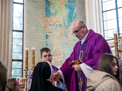 W V Niedzielę Wielkiego Postu, podczas Mszy Świętej o godz. 12:00, ks. Krzysztof Gołąbek – proboszcz naszej Katedry, przyjął do grona Liturgicznej Służby Ołtarza siedmiu nowych ministrantów.  Po odpowiednim przygotowaniu, pod czujnym okiem ks. Pawła Wójcika oraz animatorów Adama i Miłosza, chłopcy otrzymali stopień ministranta choralisty – po raz pierwszy założyli kołnierzyki i otrzymali legitymacje ministranckie. To wyjątkowy moment i ogromna radość dla naszej wspólnoty! Podczas Mszy Świętej zaśpiewała Dziewczęca Schola Katedralna. Serdecznie gratulujemy chłopcom odwagi oraz życzymy wytrwałości w tej pięknej służbie przy Ołtarzu Pana Jezusa. Jeśli chcesz dołączyć do grona ministrantów – serdecznie zapraszamy! Zainteresowanych prosimy o kontakt z ks. Pawłem Wójcikiem.
fot. Antoni Ważny