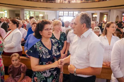 Od 3 do 9 czerwca 2024 r. w obchodzony był Tydzień Modlitw o Świętość Małżeństw i Rodzin, który przebiegał pod hasłem „Rodzinami do Maryi”. Zwieńczeniem tego tygodnia był Dzień Świętości Małżeństw i Rodzin zorganizowany przez Duszpasterstwo Rodzin Diecezji Rzeszowskiej. Z tej racji w katedrze rzeszowskiej odprawiono Mszę św., której przewodniczył bp Edward Białogłowski. W koncelebrze wzięło udział 10 kapłanów. Eucharystia zgromadziła małżeństwa i rodziny, pośród których szczególną grupę stanowiło 150 małżeństw, które w tym roku przeżywają 50. rocznicę zawarcia sakramentu małżeństwa. Po zakończeniu liturgii 150 małżeństw, które przeżywają w tym roku 50. rocznicę zawarcia sakramentu małżeństwa otrzymało okolicznościowe pismo podpisane przez bp. Jana Wątrobę. Kolejnym punktem obchodów Dnia Świętości Małżeństw i Rodzin był Piknik Rodzinny zorganizowany w Parku Papieskim. fot. Tadeusz Poźniak