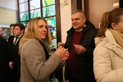 W drugi dzień oktawy Narodzenia Pańskiego o godz. 12.00 w Rzeszowskiej Katedrze została odprawiona uroczysta Eucharystia ku czci św. Szczepana, pierwszego męczennika oraz odbyło się spotkanie opłatkowe Katedralnego Chóru Chłopięco-Męskiego „Pueri Cantores Resovienses”. Eucharystii przewodniczył bp Edward Białogłowski – biskupa pomocniczy senior, a w koncelebrze uczestniczyli ks. Krzysztof Gołąbek – prepozyt kapituły katedralnej i proboszcz Katedry oraz ks. Paweł Matuszewski – notariusz rzeszowskiej Kurii. Kolędy podczas liturgii wykonał Katedralny Chór Chłopięco-Męski „Pueri Cantores Resovienses” pod dyrekcją pani Aleksandry Fiołek-Matuszewskiej. Po Eucharystii, w sali papieskiej odbyło się spotkanie opłatkowe katedralnego chóru. Życzenia błogosławieństwa Bożego od Nowonarodzonego Chrystusa złożył bp Edward Białogłowski. W tradycyjnym przełamaniu opłatkiem, oprócz koncelebrujących Mszę Świętą księży, uczestniczyli: pani Aleksandra Fiołek-Matuszewska – dyrygent chóru, pan Ryszard Bieniek – prezes chóru, ks. Julian Wybraniec, duszpasterz chóru z ramienia Biskupa Rzeszowskiego Jana Wątroby, członkowie zarządu chóru oraz rodzice chórzystów. Fot. Patrycja Pelczar Reszko