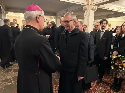 W liturgiczne wspomnienie św. Jana Apostoła (27.12.) w katedrze rzeszowskiej celebrowano Eucharystię, której przewodniczył bp Jan Wątroba. Mszę św. koncelebrował bp Edward Białogłowski, a także ok. 60 kapłanów, którzy wraz z przedstawicielami wspólnot, stowarzyszeń i instytucji modlili się w intencji Biskupa Rzeszowskiego z okazji jego imienin. Homilię wygłosił ks. Tomasz Nowak, proboszcz parafii pw. Świętego Krzyża w Rzeszowie, który pełni również funkcję dziekana dekanatu Rzeszów-Fara oraz wicedyrektora Katolickiego Radia Via. Na zakończenie Mszy św. bp Jan Wątroba podziękował za modlitwę i życzenia.