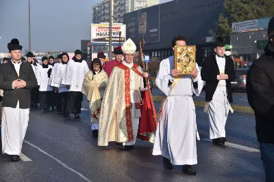 „Jesteśmy pielgrzymami do wiecznej ojczyzny. Pielgrzymka jest symbolem i ilustracją ludzkiego życia na ziemi i kondycji człowieka. Pielgrzym zaś to jedno z najpiękniejszych imion, jakie historia nadała człowiekowi” – mówił bp Jan Wątroba w katedrze rzeszowskiej podczas diecezjalnej inauguracji Roku Jubileuszowego 2025.
Uroczystości rozpoczęły się w kościele akademickim pw. św. Jadwigi Królowej w Rzeszowie. Tam odczytano fragment bulli „Spes non confundit”, a następnie procesja z Krzyżem jubileuszowym, ulicami miasta, dotarła do kościoła katedralnego.
Po dotarciu do katedry, przed głównym wejściem, wiernym obecnym na placu ukazano krzyż i odśpiewano hymn Roku Jubileuszowego 2025.
Kolejnym ważnym momentem liturgii było błogosławieństwo wody w chrzcielnicy, którą pokropiono wiernych uczestniczących we Mszy św.
Eucharystii przewodniczył bp Jan Wątroba, zaś w koncelebrze uczestniczyli bp Edward Białogłowski, bp Kazimierz Górny oraz ok. 50 kapłanów.
Homilię wygłosił bp Jan Wątroba. Po zakończeniu Mszy św. przedstawiciele 25 wspólnot parafialnych z rąk bp. Jana Wątroby odebrali świece jubileuszowe, a także dekrety ustanawiające kościoły jubileuszowe w diecezji rzeszowskiej. Podczas Mszy Swiętej śpiewał Katedralny Chór Chłopięco-Męski „Pueri Cantores Resovienses”.
Fot. ks. Jakub Oczkowicz

