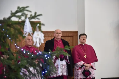 „Jesteśmy pielgrzymami do wiecznej ojczyzny. Pielgrzymka jest symbolem i ilustracją ludzkiego życia na ziemi i kondycji człowieka. Pielgrzym zaś to jedno z najpiękniejszych imion, jakie historia nadała człowiekowi” – mówił bp Jan Wątroba w katedrze rzeszowskiej podczas diecezjalnej inauguracji Roku Jubileuszowego 2025.
Uroczystości rozpoczęły się w kościele akademickim pw. św. Jadwigi Królowej w Rzeszowie. Tam odczytano fragment bulli „Spes non confundit”, a następnie procesja z Krzyżem jubileuszowym, ulicami miasta, dotarła do kościoła katedralnego.
Po dotarciu do katedry, przed głównym wejściem, wiernym obecnym na placu ukazano krzyż i odśpiewano hymn Roku Jubileuszowego 2025.
Kolejnym ważnym momentem liturgii było błogosławieństwo wody w chrzcielnicy, którą pokropiono wiernych uczestniczących we Mszy św.
Eucharystii przewodniczył bp Jan Wątroba, zaś w koncelebrze uczestniczyli bp Edward Białogłowski, bp Kazimierz Górny oraz ok. 50 kapłanów.
Homilię wygłosił bp Jan Wątroba. Po zakończeniu Mszy św. przedstawiciele 25 wspólnot parafialnych z rąk bp. Jana Wątroby odebrali świece jubileuszowe, a także dekrety ustanawiające kościoły jubileuszowe w diecezji rzeszowskiej. Podczas Mszy Swiętej śpiewał Katedralny Chór Chłopięco-Męski „Pueri Cantores Resovienses”.
Fot. ks. Jakub Oczkowicz

