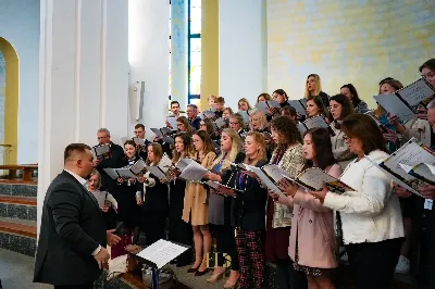 Ubogacenie duchowe, wyjątkowe opracowania pieśni, nowa wiedza o muzyce w liturgii i otwarta, domowa atmosfera – tak pierwszy weekend października wspominają uczestnicy Warsztatów Muzyki Liturgicznej „Na dobry początek” zorganizowanych przy Katedrze Rzeszowskiej.

Warsztaty odbywające się od 4 do 6 października zorganizowała Katedralna Schola Liturgiczna na czele z koordynatorem ks. Julianem Wybrańcem – wikariuszem parafii katedralnej w Rzeszowie. Było to pierwsze tego typu wydarzenie w historii rzeszowskiej parafii Najświętszego Serca Pana Jezusa. W warsztatach wzięło udział ponad 50 osób z całej Polski, w różnym wieku i z różnym doświadczeniem muzycznym; zarówno wieloletni chórzyści i muzycy, prowadzący schole, członkowie wspólnot i grup parafialnych, jak i śpiewający zwyczajnie zainteresowani muzyką liturgiczną.

Prowadzącym warsztaty był Wiktor Lorens – kompozytor, dyrygent i aranżer, absolwent Akademii Muzycznej w Krakowie, prowadzący zespół wokalny adFontem przy jasielskim sanktuarium św. Antoniego, współpracujący z chórami i zespołami wokalno-instrumentalnymi w Polsce. Za opiekę duchową oraz współprowadzenie prób w sekcjach głosowych odpowiedzialny był o. Sylwester Kurzyna OFMConv, franciszkanin obecnie posługujący w Jaśle.

Wydarzenie rozpoczęło się w piątkowe popołudnie rejestracją uczestników, rozśpiewaniem oraz rozczytaniem pierwszych utworów w głosach i łączeniem ich w chórze. Najintensywniejsza praca miała miejsce w sobotę, kiedy chórzyści pod opieką Wiktora szlifowali warsztat wokalny i emisję głosu, opierając się na przygotowanych pieśniach, oraz ćwiczyli utwory na niedzielną Mszę Świętą. W repertuarze znalazły się głównie pieśni w ciekawych opracowaniach Wiktora Lorensa, jak „Źródło życia”, „Różańcowa Pani nieba ziemi”, „Maria Regina mundi” czy „Pozdrowienie błogosławionej Dziewicy Maryi”.

Nie zabrakło troski o stronę duchową. Uczestnicy mieli okazję wysłuchać konferencji o. Sylwestra, skorzystać z sakramentu pokuty oraz wziąć udział we wspólnych modlitwach. A ponieważ obok ducha ważne jest też ciało, w przerwach przy wspólnej herbacie i kawie można było nieco odpocząć, nawiązać nowe znajomości i bliżej się poznać.

Punktem kulminacyjnym warsztatów była niedzielna Msza Święta o godz. 12:00, podczas której uczestnicy podzielili się owocami przeżytego czasu poprzez śpiew w czasie liturgii oraz krótki koncert po jej zakończeniu.

Jedną z przewodnich myśli organizatorów warsztatów była sentencja, iż w każdym działaniu najważniejszy jest początek. Warsztaty Muzyki Liturgicznej przy Katedrze Rzeszowskiej z pewnością były ubogacającym czasem, który wyrył w uczestnikach nie tylko wyjątkowe wspomnienia, ale również motywację do działania, dołączenia do wspólnoty czy wzbogacenia repertuaru o nowo poznane pieśni w działających przy parafiach uczestników scholach i chórach. Niech Bóg będzie uwielbiony za ten październikowy weekend przepełniony muzyką i modlitwą.

Angelika Karnasiewicz

fot. Łukasz Lewandowski