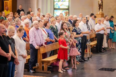 Od 3 do 9 czerwca 2024 r. w obchodzony był Tydzień Modlitw o Świętość Małżeństw i Rodzin, który przebiegał pod hasłem „Rodzinami do Maryi”. Zwieńczeniem tego tygodnia był Dzień Świętości Małżeństw i Rodzin zorganizowany przez Duszpasterstwo Rodzin Diecezji Rzeszowskiej. Z tej racji w katedrze rzeszowskiej odprawiono Mszę św., której przewodniczył bp Edward Białogłowski. W koncelebrze wzięło udział 10 kapłanów. Eucharystia zgromadziła małżeństwa i rodziny, pośród których szczególną grupę stanowiło 150 małżeństw, które w tym roku przeżywają 50. rocznicę zawarcia sakramentu małżeństwa. Po zakończeniu liturgii 150 małżeństw, które przeżywają w tym roku 50. rocznicę zawarcia sakramentu małżeństwa otrzymało okolicznościowe pismo podpisane przez bp. Jana Wątrobę. Kolejnym punktem obchodów Dnia Świętości Małżeństw i Rodzin był Piknik Rodzinny zorganizowany w Parku Papieskim. fot. Tadeusz Poźniak