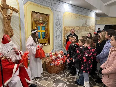 6 grudnia św. Mikołaj przybył także do naszej Katedry. Nie przyszedł z pustymi rękami. Obdarował grzeczne dzieci prezentami i porozmawiał z każdym, kto do niego podszedł. Przekazujemy pozdrowienia od św. Mikołaja dla całej parafii i obietnicę wizyty w przyszłym roku.