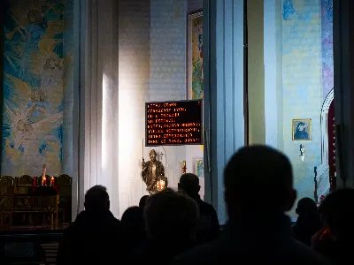 „Zaiste, godna jesteś, Matko, wszelkiej chwały, któraś między wszystkimi świętymi Najświętsze zrodziła Słowo. Od przyszłej kary wybaw nas, którzy pospołu do Ciebie wołamy: Alleluja”. Tymi słowami wychwalali Matkę Bożą zgromadzeni w rzeszowskiej katedrze w wigilię jednej z najważniejszych uroczystości w Kościele – uroczystości Niepokalanego Poczęcia Najświętszej Maryi Panny. W tym szczególnym dniu miało miejsce nabożeństwo Akatystu ku czci Bogurodzicy – jednego z najstarszych hymnów liturgicznych wychwalających Najświętszą Maryję Pannę.

Nabożeństwo zyskało szczególną rangę, gdyż wraz z wiernymi modlił się także Biskup Rzeszowski Jan Wątroba, co podkreślało doniosłość tego wydarzenia dla katedralnej wspólnoty.

Historia Akatystu sięga V wieku, a jego autorstwo przypisuje się świętemu Romanowi Pieśniarzowi. Według tradycji, święty otrzymał hymn w niezwykły sposób – miał się mu objawić we śnie Niebiański Wysłannik i wręczyć zwój z tekstem. Rankiem święty Roman wyśpiewał jego treść, a hymn ten przez wieki rozbrzmiewa ku czci Bogurodzicy. Według jednej z podań historycznych, Akatyst został po raz pierwszy wykonany 7 sierpnia 626 roku, gdy – za wstawiennictwem Maryi – miasto Konstantynopol zostało cudownie uratowane przed najazdem. Wtedy też mieszkańcy śpiewali hymn całą noc, stojąc na znak wdzięczności i czci.

Choć Akatyst wywodzi się z tradycji bizantyńskiej i jest ściśle związany z liturgią wschodnią, już w VIII wieku został przetłumaczony na łacinę, a później na wiele języków narodowych. W ten sposób trafił także do praktyki liturgicznej Kościoła Zachodniego. Współcześnie jest odmawiany i śpiewany w wielu kościołach w Polsce – zwłaszcza przy okazji uroczystości maryjnych, takich jak 8 grudnia (Niepokalane Poczęcie NMP) czy 25 marca (Zwiastowanie NMP).

Akatyst składa się z 24 zwrotek, które ułożone są według kolejnych liter alfabetu. Każda strofa wprowadza głęboką refleksję nad tajemnicą Wcielenia Słowa i rolą Maryi w planie zbawienia. Niezwykłym elementem tej modlitwy jest fakt, że każda dłuższa strofa rozpoczyna się uroczystym „Witaj”, a kończy wezwaniem „Witaj Oblubienico Dziewicza”. Ze względu na greckie znaczenie słowa akathistos („nie siedzący”), hymn wykonuje się na stojąco.

W przeddzień uroczystości Niepokalanego Poczęcia NMP wierni licznie zgromadzili się w rzeszowskiej katedrze, by wspólnie uwielbiać Tę, która została zachowana od zmazy pierworodnej. Wprowadzenia w modlitwę Akatystu dokonał ks. Julian Wybraniec, przypominając historię tego starożytnego nabożeństwa i objaśniając jego strukturę. Po uroczystej procesji wejścia, przy figurze Matki Bożej Fatimskiej, rozpoczęto modlitwę wezwaniem „O Waleczna Hetmanko”. Nabożeństwu przewodniczył ks. Karol Migut, wikariusz katedralny, a trzygłosowy śpiew poprowadziła Katedralna Schola Liturgiczna pod dyrekcją ks. Juliana Wybrańca.

Wyjątkowy klimat tej modlitwy podkreślały elementy pełne symboliki – figura Matki Bożej wielokrotnie okadzana, światła w świątyni niemal całkowicie zgaszone, a jedynym światłem stały się zapalone świece trzymane w dłoniach wiernych. Nabożeństwo zakończyło się uroczystym błogosławieństwem i rozesłaniem.

Bogactwo duchowe i teologiczne Akatystu pozwoliło uczestnikom nie tylko przygotować się do uroczystości Niepokalanego Poczęcia, ale także pogłębić refleksję nad rolą Maryi w Boskim planie zbawienia. Wyszeptane i uniesione modlitwy pomogły wiernym dostrzec, że Maryja jest Przewodniczką na drodze przygotowania do przyjścia Zbawiciela – zarówno w nadchodzącego Bożego Narodzenia, jak i w oczekiwanym powtórnym przyjściu Chrystusa na ziemię.

Niech ta modlitwa, odwieczna w swojej treści i dziś odżywająca przez wspólne uczestnictwo, pogłębi w nas wiarę, nadzieję i miłość – zwłaszcza w czasie Adwentu.

Angelika Karnasiewicz, fot. Antoni Ważny