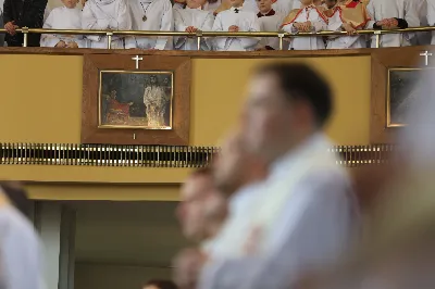 „Eucharystia powinna nas prowadzić do odkrycia kapłańskiej misji Ludu Bożego, kapłańskiej misji każdego z nas” – powiedział Biskup Rzeszowski podczas Mszy Wieczerzy Pańskiej, której przewodniczył w katedrze rzeszowskiej w Wielki Czwartek, 2 kwietnia 2026 r.

Podczas uroczystej liturgii Wielkiego Czwartku w katedrze rzeszowskiej, której przewodniczył bp Jan Wątroba, wierni zostali zaproszeni do refleksji nad tajemnicą Eucharystii, kapłaństwa oraz powołania całego Ludu Bożego do udziału w misji Chrystusa. Na zakończenie homilii biskup zachęcił do szczególnej modlitwy za kapłanów, zwłaszcza tych przeżywających trudności i kryzysy. „Panie Jezu, dobry pasterzu i towarzyszu wędrówki, dziś powierzamy Ci wszystkich kapłanów, ale zwłaszcza tych, którzy przechodzą chwilę kryzysu” – powiedział Biskup Rzeszowski. Wezwał także wspólnotę wiernych do troski o kapłanów poprzez modlitwę, życzliwość i wsparcie.

Wielkoczwartkowa liturgia w katedrze rzeszowskiej stała się nie tylko dziękczynieniem za dar Eucharystii i kapłaństwa, ale także wezwaniem do odnowienia świadomości odpowiedzialności każdego wiernego za życie Kościoła i świadectwo wiary w świecie. fot. ks. Jakub Oczkowicz