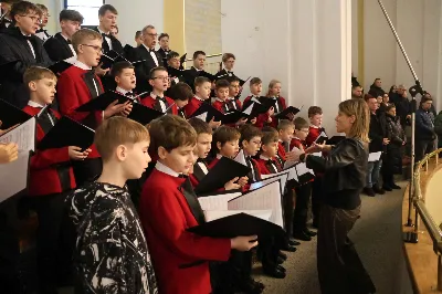 W drugi dzień oktawy Narodzenia Pańskiego o godz. 12.00 w Rzeszowskiej Katedrze została odprawiona uroczysta Eucharystia ku czci św. Szczepana, pierwszego męczennika oraz odbyło się spotkanie opłatkowe Katedralnego Chóru Chłopięco-Męskiego „Pueri Cantores Resovienses”. Eucharystii przewodniczył bp Edward Białogłowski – biskupa pomocniczy senior, a w koncelebrze uczestniczyli ks. Krzysztof Gołąbek – prepozyt kapituły katedralnej i proboszcz Katedry oraz ks. Paweł Matuszewski – notariusz rzeszowskiej Kurii. Kolędy podczas liturgii wykonał Katedralny Chór Chłopięco-Męski „Pueri Cantores Resovienses” pod dyrekcją pani Aleksandry Fiołek-Matuszewskiej. Po Eucharystii, w sali papieskiej odbyło się spotkanie opłatkowe katedralnego chóru. Życzenia błogosławieństwa Bożego od Nowonarodzonego Chrystusa złożył bp Edward Białogłowski. W tradycyjnym przełamaniu opłatkiem, oprócz koncelebrujących Mszę Świętą księży, uczestniczyli: pani Aleksandra Fiołek-Matuszewska – dyrygent chóru, pan Ryszard Bieniek – prezes chóru, ks. Julian Wybraniec, duszpasterz chóru z ramienia Biskupa Rzeszowskiego Jana Wątroby, członkowie zarządu chóru oraz rodzice chórzystów. Fot. Patrycja Pelczar Reszko