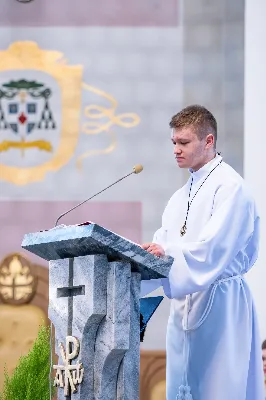 W niedzielę 11 stycznia 2026 r., na zakończenie rodzinnej Mszy Świętej o godz. 12.00, odbyło się uroczyste podsumowanie roku formacyjnego Liturgicznej Służby Ołtarza Katedry Rzeszowskiej.

Statuetkę Złotego Ministranta otrzymali Karol Kowalski oraz Dawid Pruchnicki.
Statuetkę Srebrnego Ministranta otrzymał Piotr Warzybok.
Statuetkę Brązowego Ministranta otrzymał Paweł Górka.

Wszystkim nagrodzonym serdecznie gratulujemy, a pozostałych ministrantów zachęcamy do dalszej, wytrwałej i gorliwej służby przy ołtarzu.

Serdecznie dziękujemy osobom i firmom wspierającym działalność Liturgicznej Służby Ołtarza:
– Państwu Jolancie i Sławomirowi Zawidlakom (Majstal – cięcie laserowe),
– Państwu Sylwii i Łukaszowi Kowalskim (drukowalscy.pl) za przygotowanie projektu i ufundowanie statuetek,
– Państwu Annie i Sławomirowi Wilkom (Matteo Travel – Biuro Podróży) za wsparcie finansowe, które umożliwia ministrantom nieodpłatne korzystanie z hali sportowej.

Wyrażamy wdzięczność wszystkim parafianom, którzy w uroczystość Objawienia Pańskiego zakupili „kadzidło”, wspierając w ten sposób Fundusz Ministrancki.

Dziękujemy przede wszystkim ks. Pawłowi Wójcikowi za codzienną troskę, opiekę i formację Liturgicznej Służby Ołtarza.

Zapraszamy wszystkich chłopców, którzy chcieliby dołączyć do grona Liturgicznej Służby Ołtarza. Służba przy ołtarzu to piękna droga pogłębiania wiary, nauki odpowiedzialności oraz współtworzenia piękna liturgii.

Fot. Joanna Prasoł