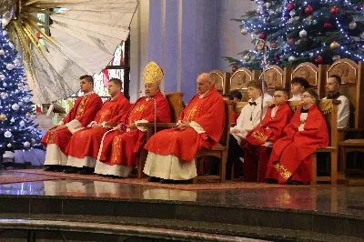 W drugi dzień oktawy Narodzenia Pańskiego o godz. 12.00 w Rzeszowskiej Katedrze została odprawiona uroczysta Eucharystia ku czci św. Szczepana, pierwszego męczennika oraz odbyło się spotkanie opłatkowe Katedralnego Chóru Chłopięco-Męskiego „Pueri Cantores Resovienses”. Eucharystii przewodniczył bp Edward Białogłowski – biskupa pomocniczy senior, a w koncelebrze uczestniczyli ks. Krzysztof Gołąbek – prepozyt kapituły katedralnej i proboszcz Katedry oraz ks. Paweł Matuszewski – notariusz rzeszowskiej Kurii. Kolędy podczas liturgii wykonał Katedralny Chór Chłopięco-Męski „Pueri Cantores Resovienses” pod dyrekcją pani Aleksandry Fiołek-Matuszewskiej. Po Eucharystii, w sali papieskiej odbyło się spotkanie opłatkowe katedralnego chóru. Życzenia błogosławieństwa Bożego od Nowonarodzonego Chrystusa złożył bp Edward Białogłowski. W tradycyjnym przełamaniu opłatkiem, oprócz koncelebrujących Mszę Świętą księży, uczestniczyli: pani Aleksandra Fiołek-Matuszewska – dyrygent chóru, pan Ryszard Bieniek – prezes chóru, ks. Julian Wybraniec, duszpasterz chóru z ramienia Biskupa Rzeszowskiego Jana Wątroby, członkowie zarządu chóru oraz rodzice chórzystów. Fot. Patrycja Pelczar Reszko