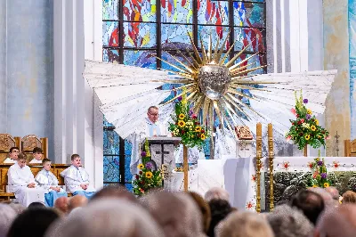 Tegoroczne czerwcowe Nabożeństwo Fatimskie rozpoczęło się o godz. 18:30 odśpiewaniem Litanii do Najświętszego Serca Pana Jezusa oraz przedstawieniem próśb i podziękowań do Matki Bożej Fatimskiej. O godz. 19:00 miała miejsce uroczysta Msza Święta, której przewodniczył i homilię wygłosił ks. Tadeusz Pindara - proboszcz parafii Matki Bożej Częstochowskiej z Rzeszowa (Drabinianka). Ze względu na niekorzystne warunki atmosferyczne zrezygnowano z procesji z figurą Matki Bożej i relikwiami dzieci fatimskich, która tradycyjnie odbywa się na placu przed katedrą. Wierni składali swoje intencje przy figurze Matki Bożej Fatimskiej w modlitwie różańcowej, którą poprowadzili przedstawiciele parafii pw. Miłosierdzia Bożego w Rzeszowie wraz z ks. Tomaszem Baciem – proboszczem tejże parafii. W posługę muzyczną podczas Eucharystii włączył się chór „Alba Cantans” pod dyrekcją Kornelii Ignas z parafii pw. Bożego Miłosierdzia w Rzeszowie oraz orkiestra dęta prowadzona przez Tadeusza Cielaka. Wieczór poświęcony Matce Bożej Fatimskiej zakończyło wspólne odśpiewanie Apelu Jasnogórskiego, po którym jeszcze przez godzinę trwała adoracja Najświętszego Sakramentu. Uroczystość w katedrze licznie zgromadziła wiernych czcicieli Matki Bożej Fatimskiej. Kolejne Nabożeństwa Fatimskie odbędą się w każdy 13. dzień miesiąca do października i będą transmitowane przez Katolickie Radio VIA. fot. Joanna Prasoł