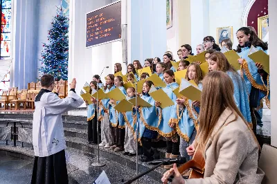 W niedzielę 11 stycznia 2026 r., na zakończenie rodzinnej Mszy Świętej o godz. 12.00, odbyło się uroczyste podsumowanie roku formacyjnego Liturgicznej Służby Ołtarza Katedry Rzeszowskiej.

Statuetkę Złotego Ministranta otrzymali Karol Kowalski oraz Dawid Pruchnicki.
Statuetkę Srebrnego Ministranta otrzymał Piotr Warzybok.
Statuetkę Brązowego Ministranta otrzymał Paweł Górka.

Wszystkim nagrodzonym serdecznie gratulujemy, a pozostałych ministrantów zachęcamy do dalszej, wytrwałej i gorliwej służby przy ołtarzu.

Serdecznie dziękujemy osobom i firmom wspierającym działalność Liturgicznej Służby Ołtarza:
– Państwu Jolancie i Sławomirowi Zawidlakom (Majstal – cięcie laserowe),
– Państwu Sylwii i Łukaszowi Kowalskim (drukowalscy.pl) za przygotowanie projektu i ufundowanie statuetek,
– Państwu Annie i Sławomirowi Wilkom (Matteo Travel – Biuro Podróży) za wsparcie finansowe, które umożliwia ministrantom nieodpłatne korzystanie z hali sportowej.

Wyrażamy wdzięczność wszystkim parafianom, którzy w uroczystość Objawienia Pańskiego zakupili „kadzidło”, wspierając w ten sposób Fundusz Ministrancki.

Dziękujemy przede wszystkim ks. Pawłowi Wójcikowi za codzienną troskę, opiekę i formację Liturgicznej Służby Ołtarza.

Zapraszamy wszystkich chłopców, którzy chcieliby dołączyć do grona Liturgicznej Służby Ołtarza. Służba przy ołtarzu to piękna droga pogłębiania wiary, nauki odpowiedzialności oraz współtworzenia piękna liturgii.

Fot. Joanna Prasoł