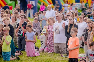 Od 3 do 9 czerwca 2024 r. w obchodzony był Tydzień Modlitw o Świętość Małżeństw i Rodzin, który przebiegał pod hasłem „Rodzinami do Maryi”. Zwieńczeniem tego tygodnia był Dzień Świętości Małżeństw i Rodzin zorganizowany przez Duszpasterstwo Rodzin Diecezji Rzeszowskiej. Z tej racji w katedrze rzeszowskiej odprawiono Mszę św., której przewodniczył bp Edward Białogłowski. W koncelebrze wzięło udział 10 kapłanów. Eucharystia zgromadziła małżeństwa i rodziny, pośród których szczególną grupę stanowiło 150 małżeństw, które w tym roku przeżywają 50. rocznicę zawarcia sakramentu małżeństwa. Po zakończeniu liturgii 150 małżeństw, które przeżywają w tym roku 50. rocznicę zawarcia sakramentu małżeństwa otrzymało okolicznościowe pismo podpisane przez bp. Jana Wątrobę. Kolejnym punktem obchodów Dnia Świętości Małżeństw i Rodzin był Piknik Rodzinny zorganizowany w Parku Papieskim. fot. Tadeusz Poźniak