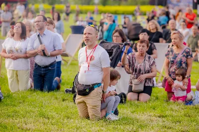 Od 3 do 9 czerwca 2024 r. w obchodzony był Tydzień Modlitw o Świętość Małżeństw i Rodzin, który przebiegał pod hasłem „Rodzinami do Maryi”. Zwieńczeniem tego tygodnia był Dzień Świętości Małżeństw i Rodzin zorganizowany przez Duszpasterstwo Rodzin Diecezji Rzeszowskiej. Z tej racji w katedrze rzeszowskiej odprawiono Mszę św., której przewodniczył bp Edward Białogłowski. W koncelebrze wzięło udział 10 kapłanów. Eucharystia zgromadziła małżeństwa i rodziny, pośród których szczególną grupę stanowiło 150 małżeństw, które w tym roku przeżywają 50. rocznicę zawarcia sakramentu małżeństwa. Po zakończeniu liturgii 150 małżeństw, które przeżywają w tym roku 50. rocznicę zawarcia sakramentu małżeństwa otrzymało okolicznościowe pismo podpisane przez bp. Jana Wątrobę. Kolejnym punktem obchodów Dnia Świętości Małżeństw i Rodzin był Piknik Rodzinny zorganizowany w Parku Papieskim. fot. Tadeusz Poźniak