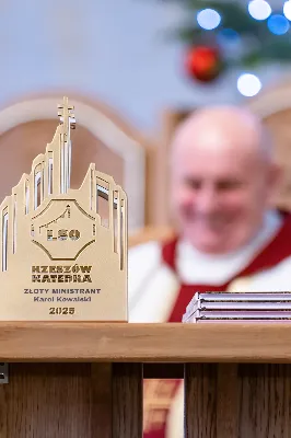 W niedzielę 11 stycznia 2026 r., na zakończenie rodzinnej Mszy Świętej o godz. 12.00, odbyło się uroczyste podsumowanie roku formacyjnego Liturgicznej Służby Ołtarza Katedry Rzeszowskiej.

Statuetkę Złotego Ministranta otrzymali Karol Kowalski oraz Dawid Pruchnicki.
Statuetkę Srebrnego Ministranta otrzymał Piotr Warzybok.
Statuetkę Brązowego Ministranta otrzymał Paweł Górka.

Wszystkim nagrodzonym serdecznie gratulujemy, a pozostałych ministrantów zachęcamy do dalszej, wytrwałej i gorliwej służby przy ołtarzu.

Serdecznie dziękujemy osobom i firmom wspierającym działalność Liturgicznej Służby Ołtarza:
– Państwu Jolancie i Sławomirowi Zawidlakom (Majstal – cięcie laserowe),
– Państwu Sylwii i Łukaszowi Kowalskim (drukowalscy.pl) za przygotowanie projektu i ufundowanie statuetek,
– Państwu Annie i Sławomirowi Wilkom (Matteo Travel – Biuro Podróży) za wsparcie finansowe, które umożliwia ministrantom nieodpłatne korzystanie z hali sportowej.

Wyrażamy wdzięczność wszystkim parafianom, którzy w uroczystość Objawienia Pańskiego zakupili „kadzidło”, wspierając w ten sposób Fundusz Ministrancki.

Dziękujemy przede wszystkim ks. Pawłowi Wójcikowi za codzienną troskę, opiekę i formację Liturgicznej Służby Ołtarza.

Zapraszamy wszystkich chłopców, którzy chcieliby dołączyć do grona Liturgicznej Służby Ołtarza. Służba przy ołtarzu to piękna droga pogłębiania wiary, nauki odpowiedzialności oraz współtworzenia piękna liturgii.

Fot. Joanna Prasoł