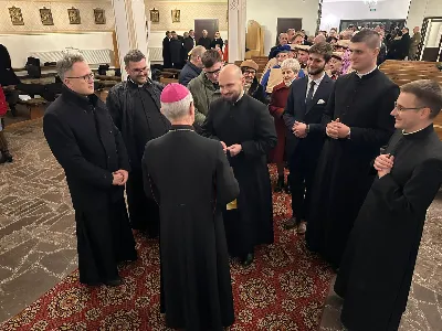 W liturgiczne wspomnienie św. Jana Apostoła (27.12.) w katedrze rzeszowskiej celebrowano Eucharystię, której przewodniczył bp Jan Wątroba. Mszę św. koncelebrował bp Edward Białogłowski, a także ok. 60 kapłanów, którzy wraz z przedstawicielami wspólnot, stowarzyszeń i instytucji modlili się w intencji Biskupa Rzeszowskiego z okazji jego imienin. Homilię wygłosił ks. Tomasz Nowak, proboszcz parafii pw. Świętego Krzyża w Rzeszowie, który pełni również funkcję dziekana dekanatu Rzeszów-Fara oraz wicedyrektora Katolickiego Radia Via. Na zakończenie Mszy św. bp Jan Wątroba podziękował za modlitwę i życzenia.