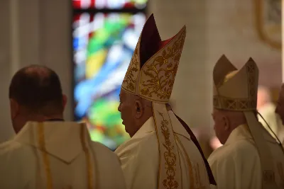 „Jesteśmy pielgrzymami do wiecznej ojczyzny. Pielgrzymka jest symbolem i ilustracją ludzkiego życia na ziemi i kondycji człowieka. Pielgrzym zaś to jedno z najpiękniejszych imion, jakie historia nadała człowiekowi” – mówił bp Jan Wątroba w katedrze rzeszowskiej podczas diecezjalnej inauguracji Roku Jubileuszowego 2025.
Uroczystości rozpoczęły się w kościele akademickim pw. św. Jadwigi Królowej w Rzeszowie. Tam odczytano fragment bulli „Spes non confundit”, a następnie procesja z Krzyżem jubileuszowym, ulicami miasta, dotarła do kościoła katedralnego.
Po dotarciu do katedry, przed głównym wejściem, wiernym obecnym na placu ukazano krzyż i odśpiewano hymn Roku Jubileuszowego 2025.
Kolejnym ważnym momentem liturgii było błogosławieństwo wody w chrzcielnicy, którą pokropiono wiernych uczestniczących we Mszy św.
Eucharystii przewodniczył bp Jan Wątroba, zaś w koncelebrze uczestniczyli bp Edward Białogłowski, bp Kazimierz Górny oraz ok. 50 kapłanów.
Homilię wygłosił bp Jan Wątroba. Po zakończeniu Mszy św. przedstawiciele 25 wspólnot parafialnych z rąk bp. Jana Wątroby odebrali świece jubileuszowe, a także dekrety ustanawiające kościoły jubileuszowe w diecezji rzeszowskiej. Podczas Mszy Swiętej śpiewał Katedralny Chór Chłopięco-Męski „Pueri Cantores Resovienses”.
Fot. ks. Jakub Oczkowicz

